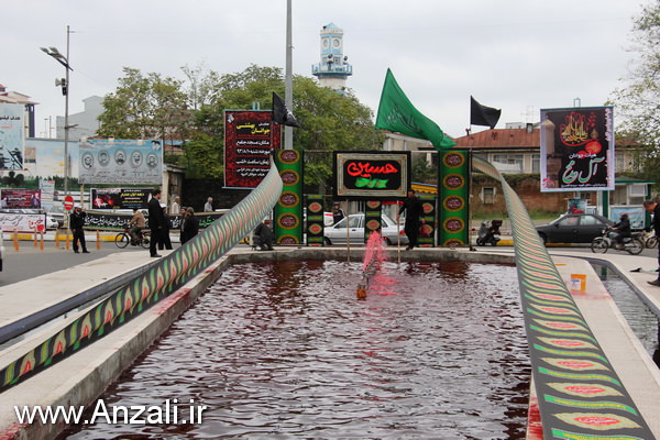 آبنمای میدان انزلی به رنگ خون درآمد