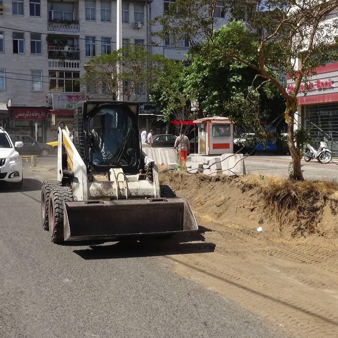 گزارش تصویری شروع عملیات اصلاح هندسی رفیوژ و پیاده روسازی خیابان شهید فلاحتی