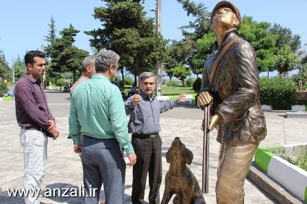 امروز شكارچی در كنار ماهی فروش وچانچوكش ایستاد