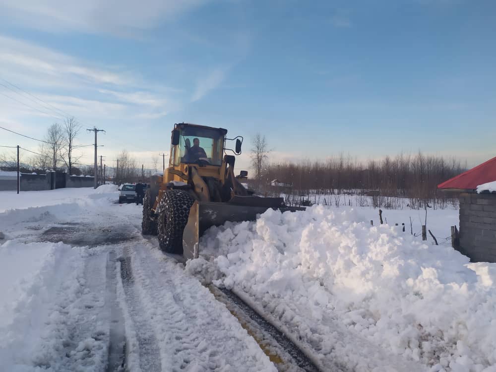 کمک رسانی شهرداری بندرانزلی برای برفروبی و بازگشایی راه های ارتباطی روستای آبکنار