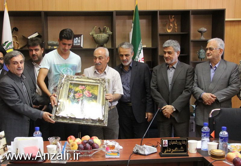 گزارش تصویری از تجلیل سعید عزت اللهی در شهرداری انزلی