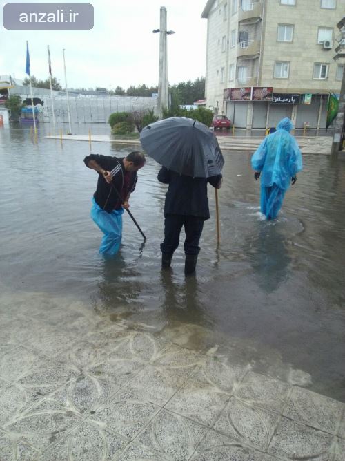 تلاش کارگران شهرداری برای رفع آبگرفتگی