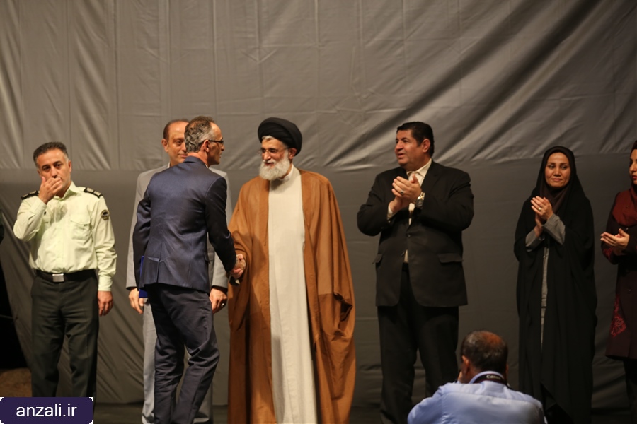 مراسم گراميداشت روز كارمند در سالن آمفي تئاتر اداره ارشاد برگزار شد