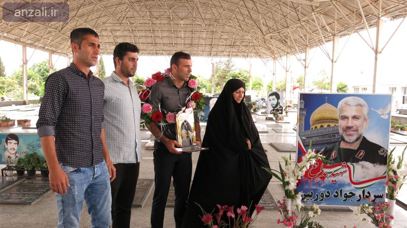 استقبال مسئولين شهري از سيد جلال حسيني واداي احترام به شهداي حرم