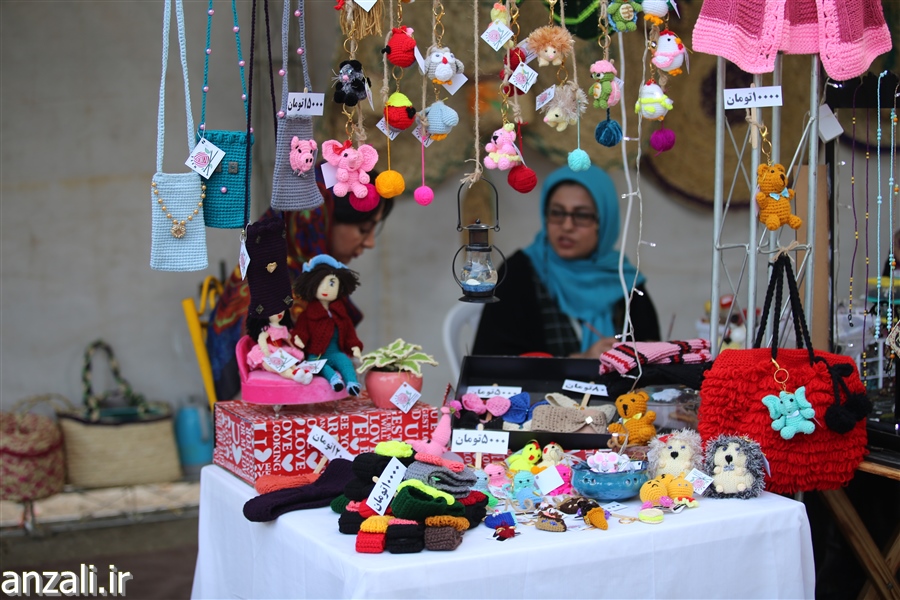گزارش تصویری از نمایشگاه صنایع دستی و سوغات چهارمین دوره جشنواره گلدهی لاله های تالابی