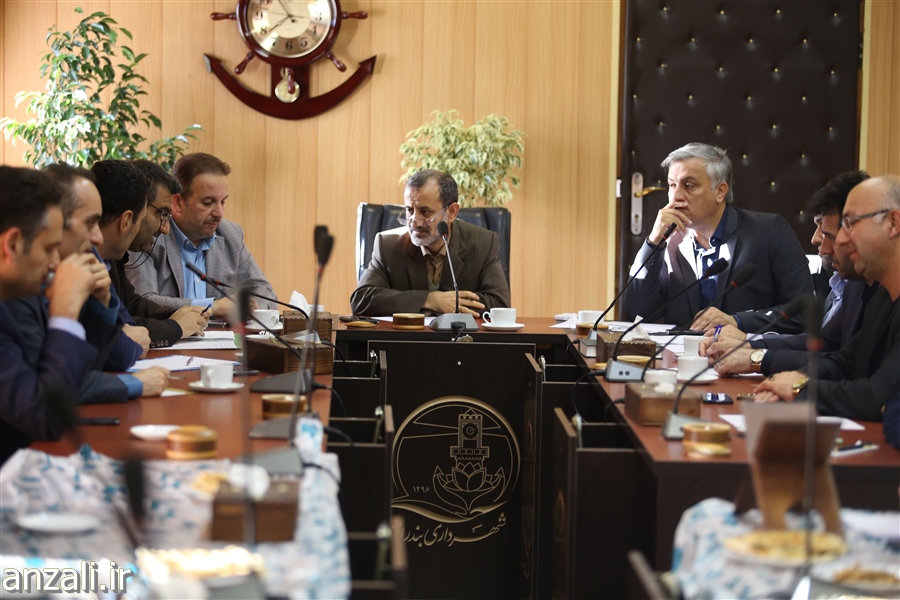 جلسه بررسی ساماندهی و جمع آوری احشام سرگردان در شهرداری انزلی برگزار شد
