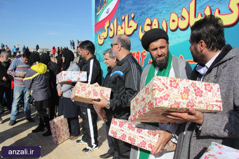مراسم تولد پرسنل شهرداری بندر انزلی در نشستی صمیمی با دکتر پورقربان برگزار شد.