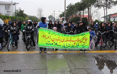 همایش بزرگ دوچرخه سواری بانوان در دهكده ساحلی بندرانزلی برگزار شد