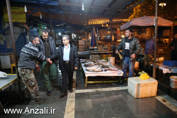 بازدید شهردار و فرماندار از ساماندهی موقت بازار ماهی فروشان