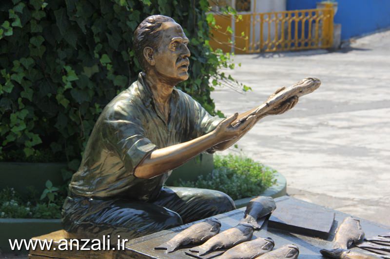رنگ آمیزی و باز سازی مجسمه ماهی فروش بلوار