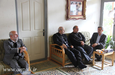 شهردار بندرانزلی با خانوادهی معظم شهیدان كریم بخش دیدار كرد