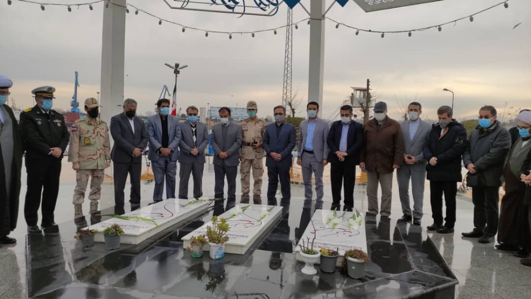 همزمان با آغاز دهه مبارک فجر ادای احترام به مقام شامخ شهدا