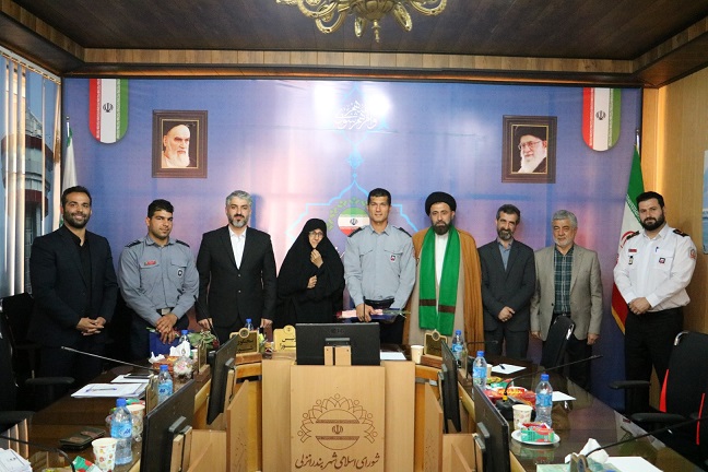 تجلیل از آقایان صابر پور علی و میلاد حسن زادی، آتش نشانان مقام آور مسابقات قایقرانی