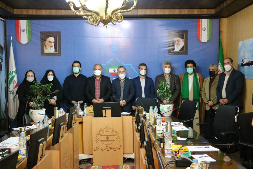 تجلیل از خانم نگین صادقی پرستار شاغل در بیمارستان شهید بهشتی انزلی و خانواده محترم شهیده تهمینه ادیبی