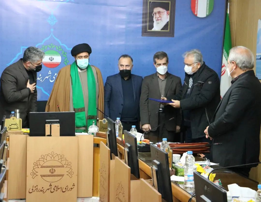 تقدیر از از فرهاد صادقی هنرمند و صنعتگر خلاق در صحن شورای اسلامی شهر