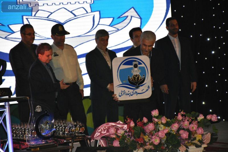 رونمایی از لوگوی جدید شهرداری در اختتامیه جشنواره